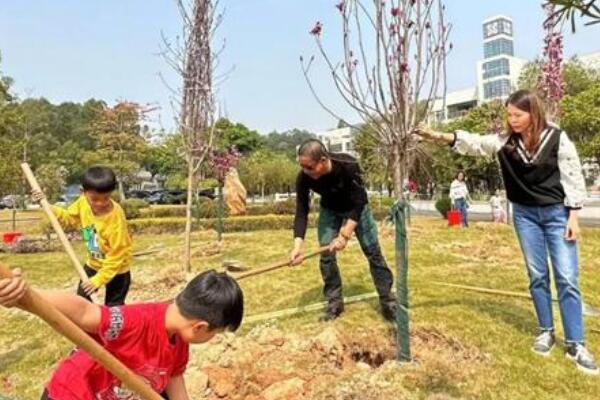 植樹活動現(xiàn)場